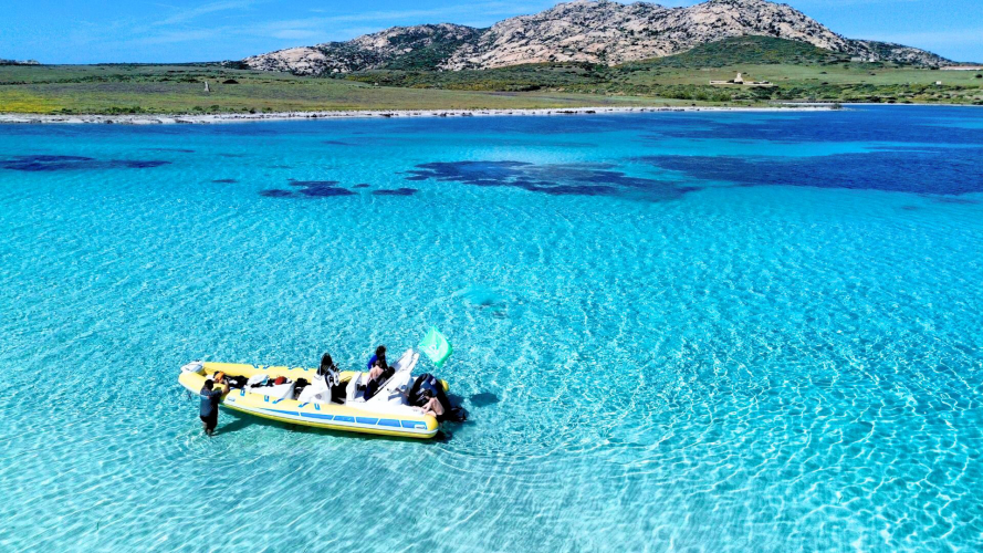 Bateau pneumatique naviguant dans les eaux cristallines de Stintino