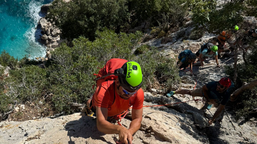 Persona si arrampica nelle pareti rocciose vicino a Pedra Longa