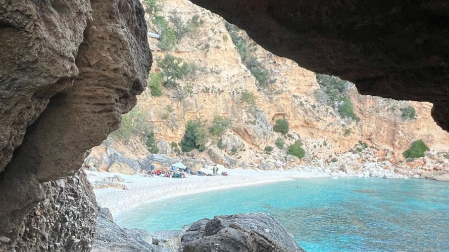 Spiaggia incontaminata nella costa orientale della Sardegna