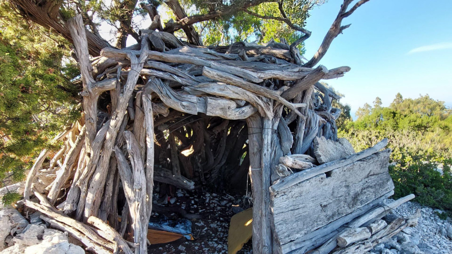 Tipica capanna sarda realizzata con il legno di Ginepro