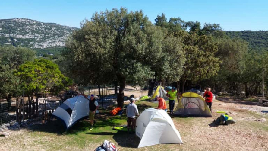 Campo base per la notte durante una tappa del Selvaggio Blu vicino a Punta Salinas