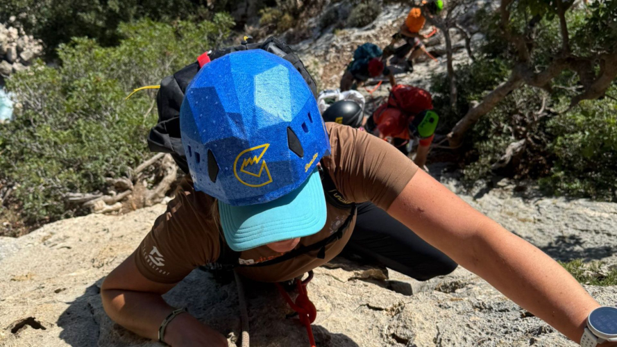 Persona si arrampica in una parete rocciosa nel territorio di Urzulei