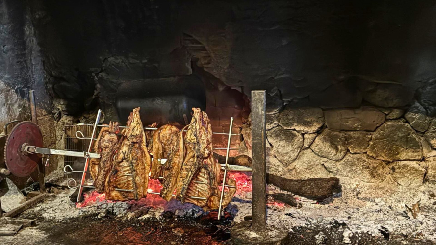 Porcetti allo spiedo preparati per la cena dal pastore