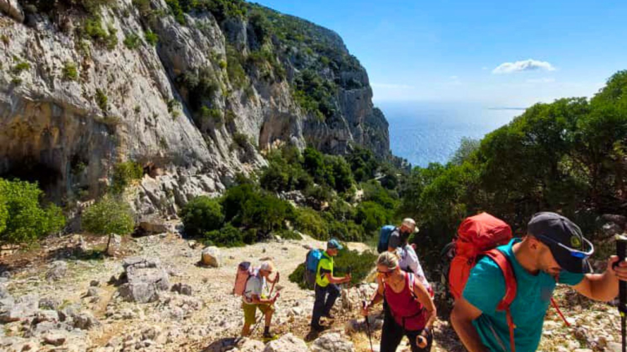 Persone fanno il trekking nel Selvaggio Blu nella costa orientale della Sardegna