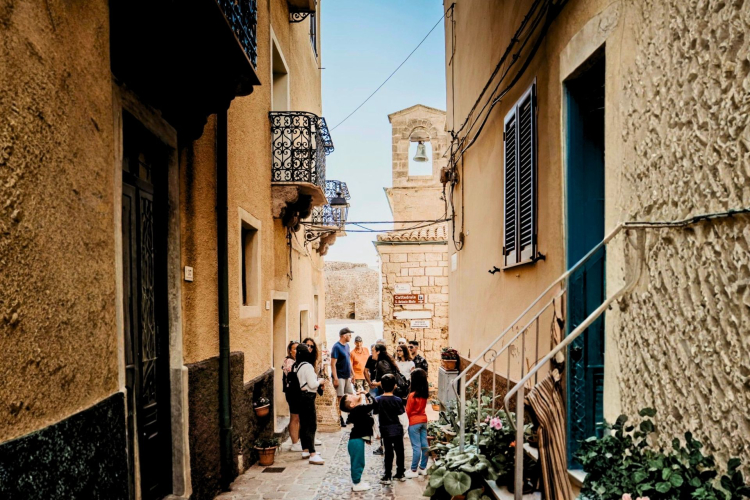 persone passeggiano tra le vie di Castelsardo