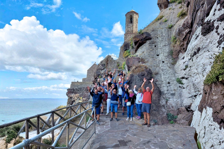 turisti felici della loro esperienza a Castelsardo