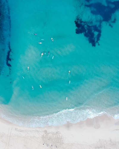 Das Meer von Buggerru und Surfer