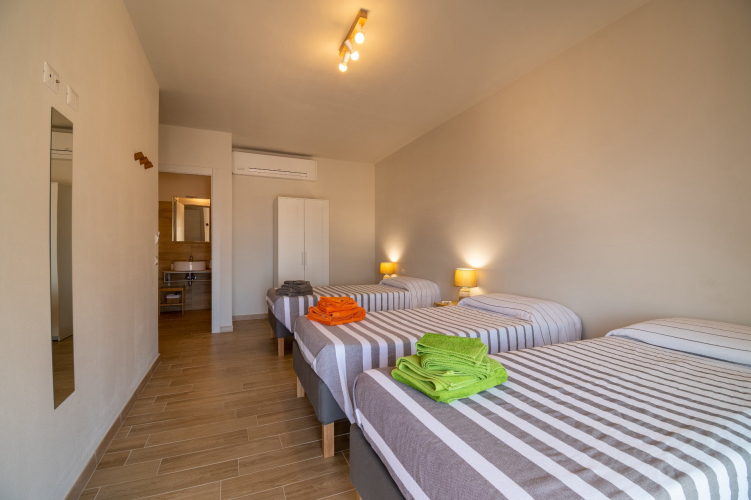 Dreibettzimmer im Surfhaus in Buggerru