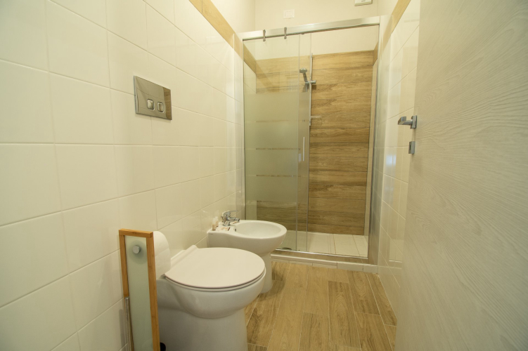 Badezimmer mit Dusche im SurfHouse im Süden Sardiniens