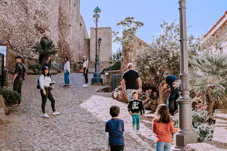 persone passeggiano per le vie del borgo di Castelsardo