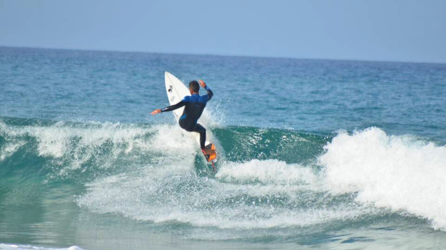 Surfer im kristallklaren Meer im Süden Sardiniens