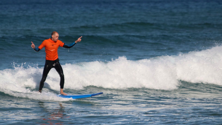 Praktischer Unterricht im Surfcamp in Buggerru