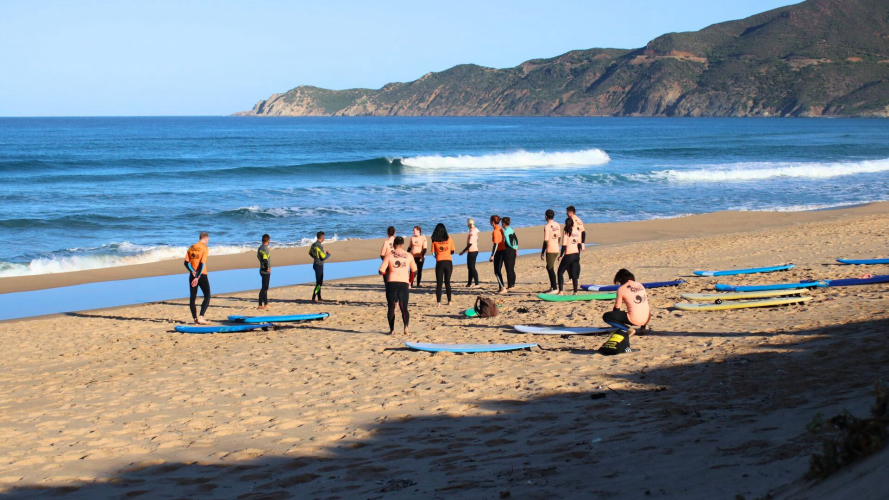 Surfunterricht am Strand von Buggerru
