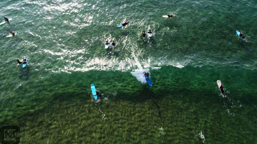 Surfer trainieren während des Kurses in Buggerru