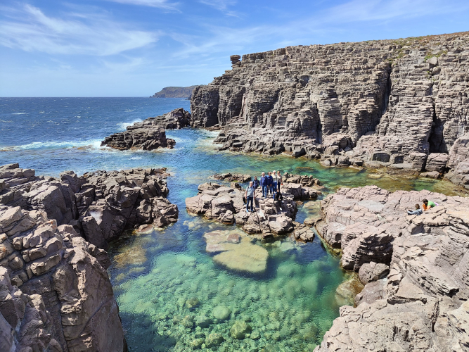 Radfahrer während einer Etappe der Radtour im Süden Sardiniens