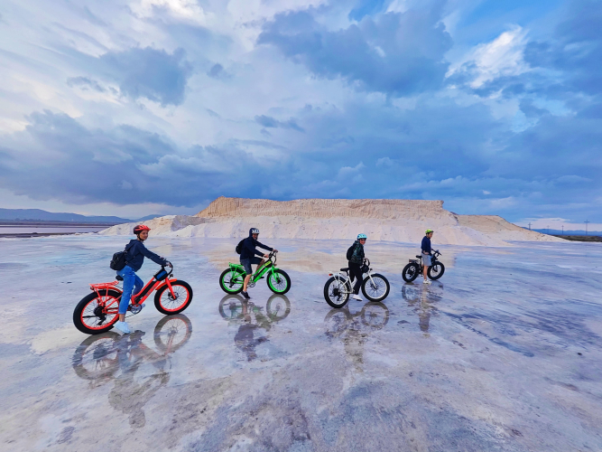 Radfahrer machen Halt an den Salinen in der Gegend von Sant'Antioco