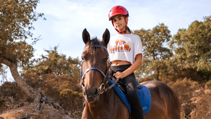Bambina in sella al suo pony