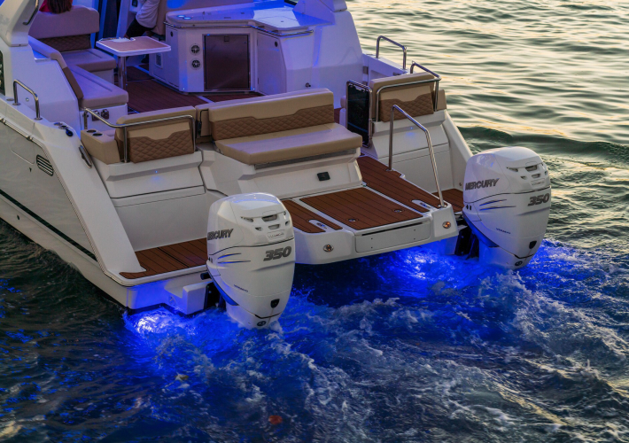 Heck des Katamarans im Meer vor Sardinien