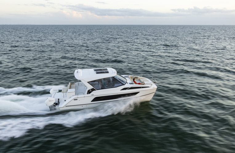 Katamaran segelt in den Gewässern vor der Ostküste Sardiniens