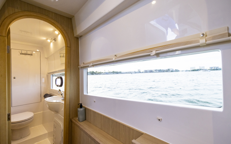 Raum im Inneren des Katamarans vor der Küste von Dorgali