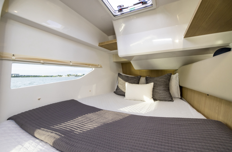 Doppelzimmer im Katamaran, während Sie über das Meer Sardiniens segeln