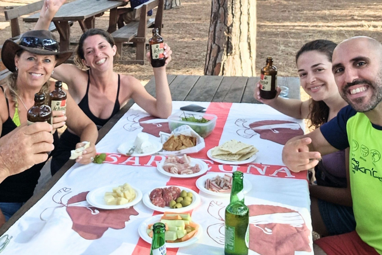 Aperitivo al termine del trekking a Cala Coticcio