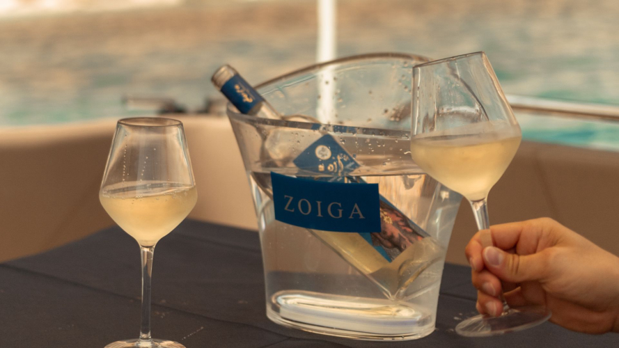 Aperitivo offerto a bordo durante il tour a Cala Goloritzé