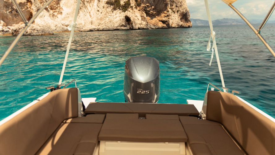 Poppa del gommone durante l'escursione a Cala Biriala