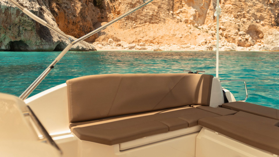 Cuscineria del gommone mentre naviga nella costa est della Sardegna