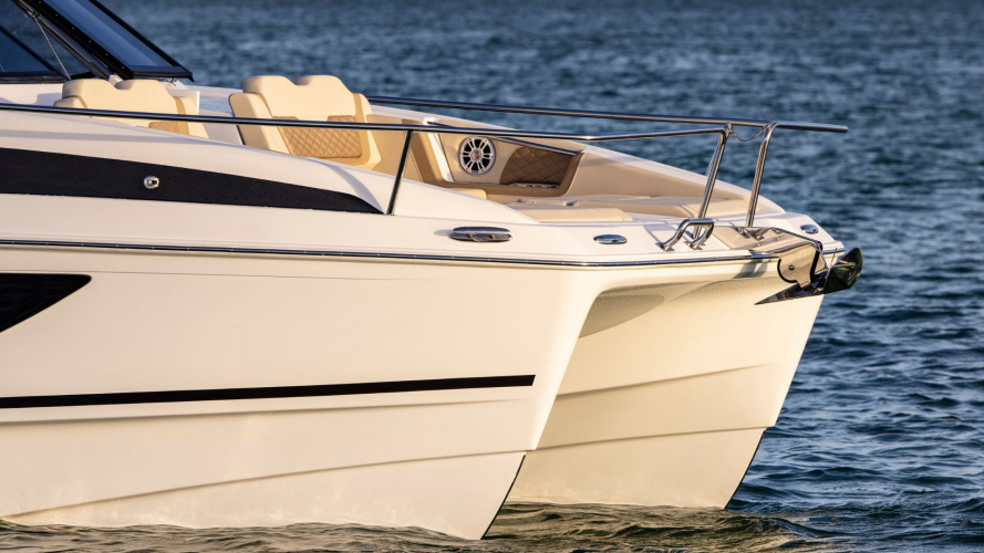 Bug des Katamarans beim Segeln in den kristallklaren Gewässern von Dorgali