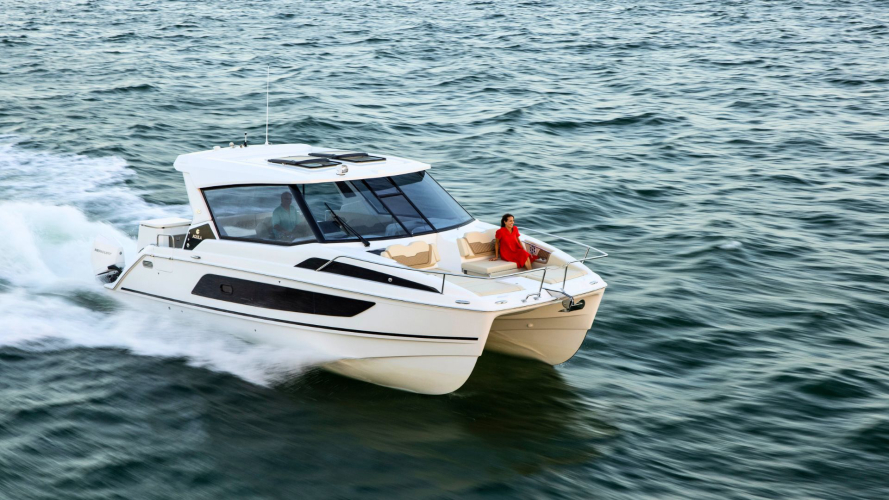 Katamaran beim Segeln im kristallklaren Meer von Baunei und Dorgali