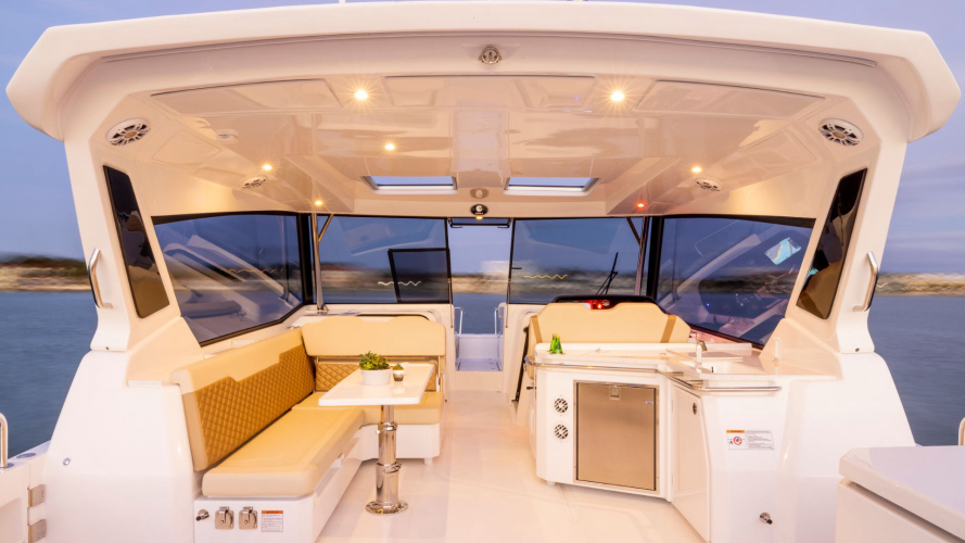 Innenraum des Katamarans während des Ausflugs nach Cala Luna