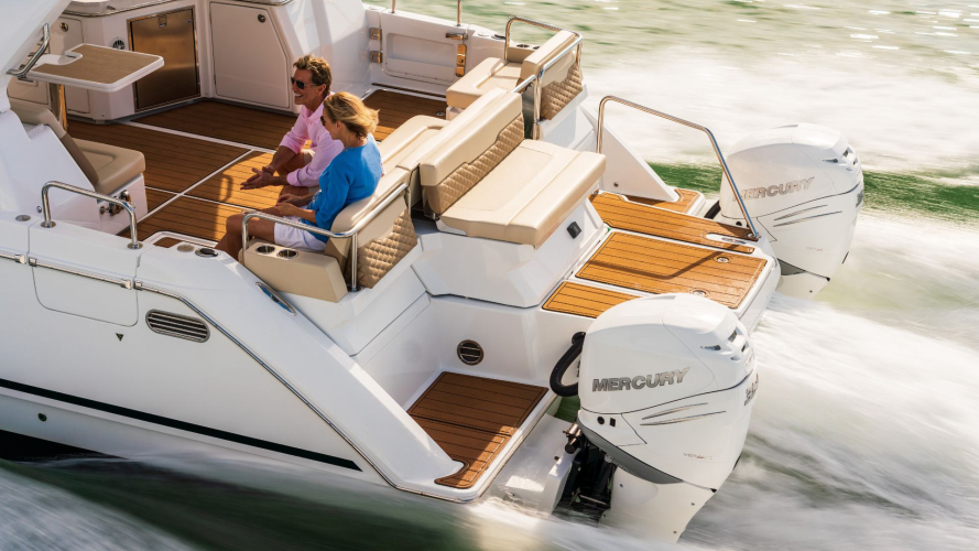Personen an Bord des Katamarans während der Tour entlang der Küste von Baunei