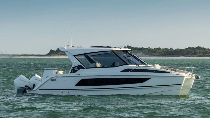 Bequemer Katamaran beim Segeln in den kristallklaren Gewässern des Golfs von Orosei