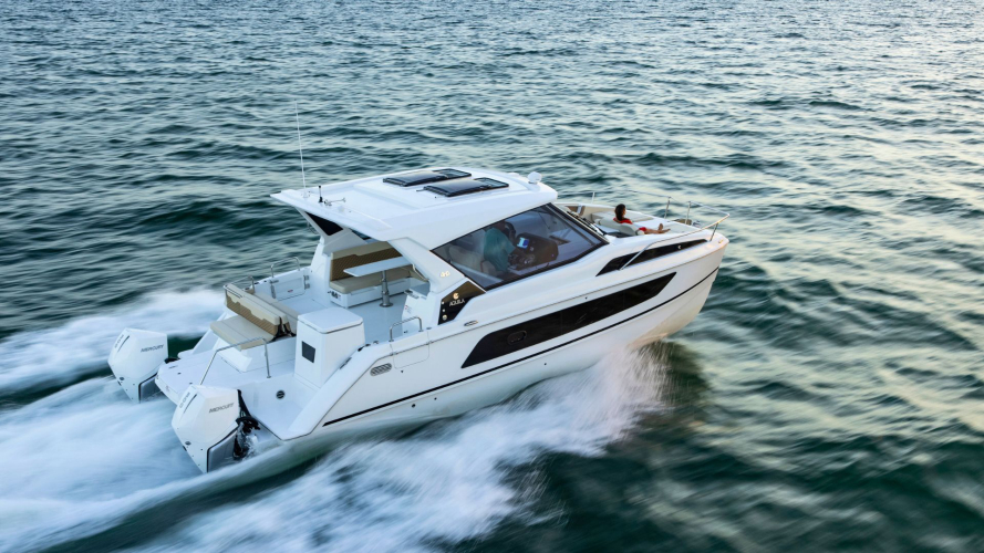 Ein eleganter Katamaran segelt in der Nähe von Cala Goloritzè