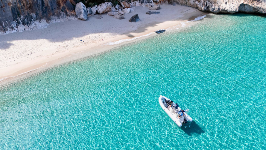 Das Schlauchboot kommt in Cala dei Gabbiani im Gebiet von Baunei an