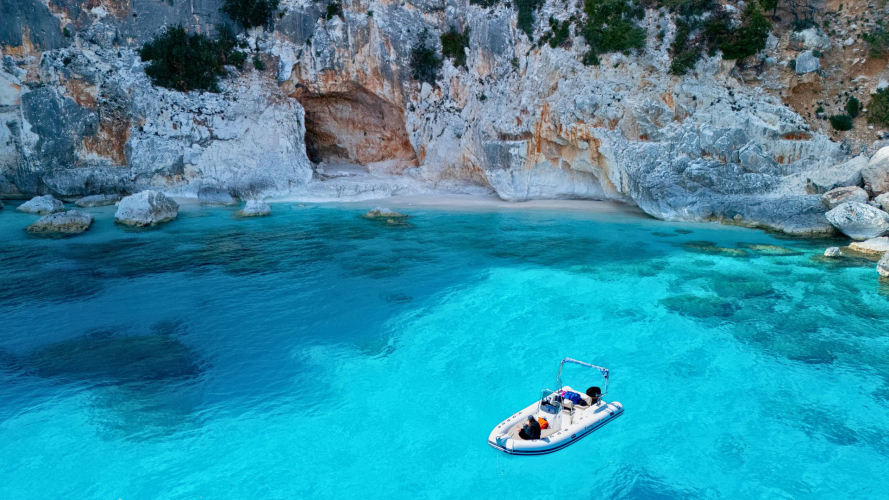 Schlauchbootverleih in Cala Biriola