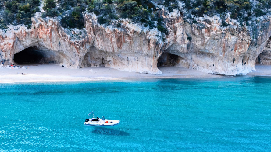 Schlauchboot in der Nähe der natürlichen Höhlen von Cala Luna