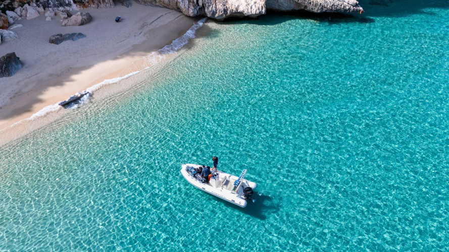 Schlauchboot während der Tour nach Cala Mariolu