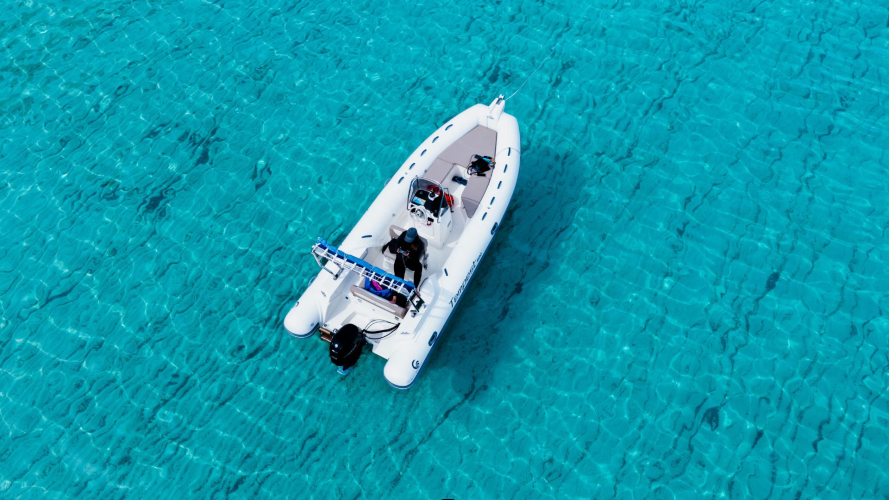 Gummiboot beim Segeln in den kristallklaren Gewässern von Cala Goloritzé
