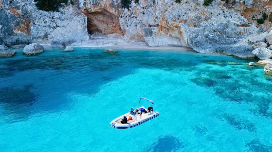 Kristallklares Meer an der Küste von Baunei