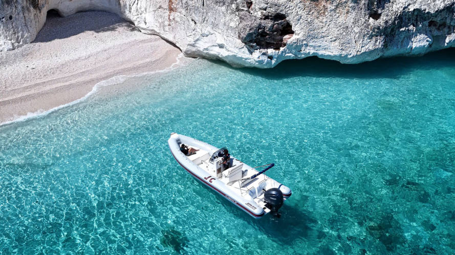 Gommone durante il tour a Cala dei Gabbiani