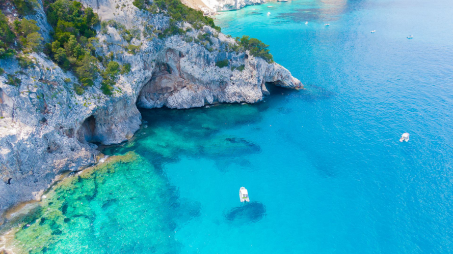 Gommone durante il tour a Cala Biriola