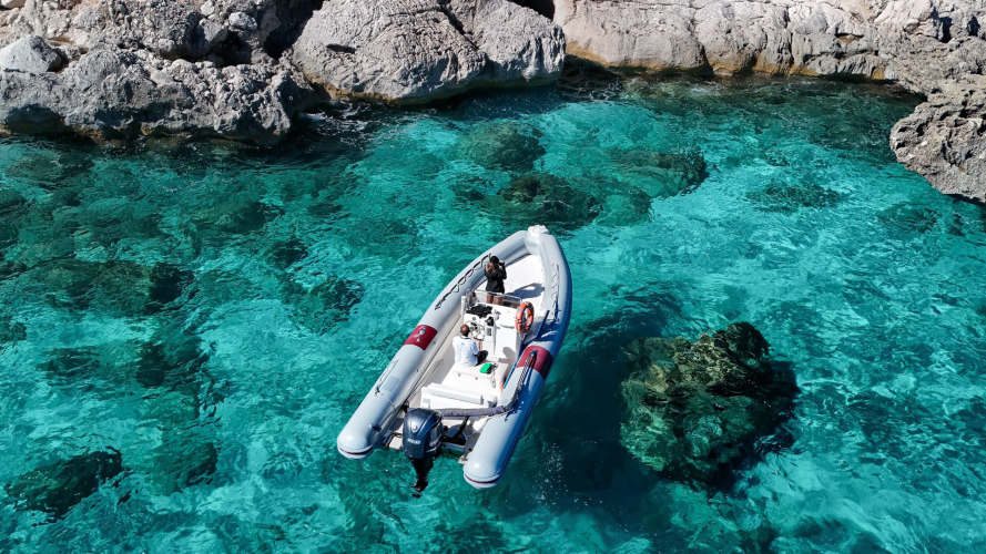 Gommone naviga nel mare di Cala Gonone