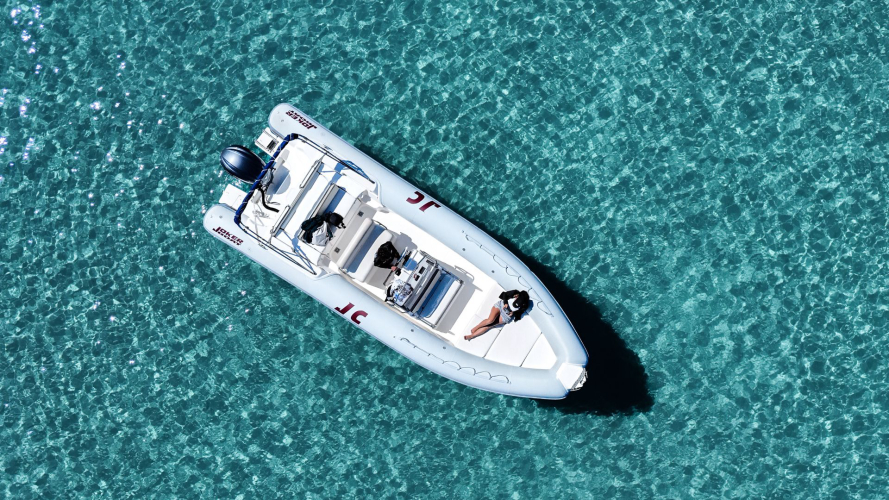 Gommone mentre naviga nelle acque cristalline del Golfo di Orosei