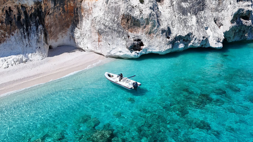 Gommone a Cala delle Sorgenti nella costa di Baunei