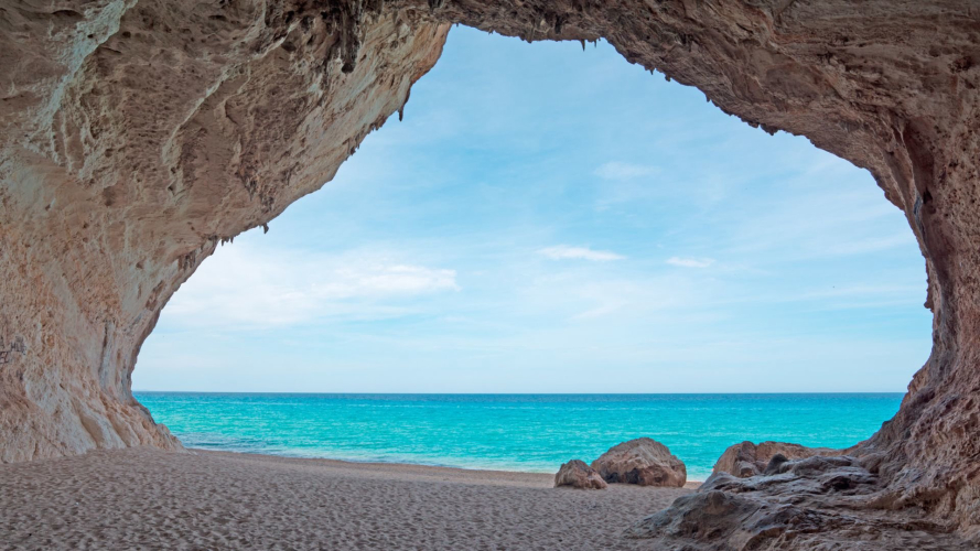 Eine der berühmten Höhlen am Strand von Cala Luna in Dorgali