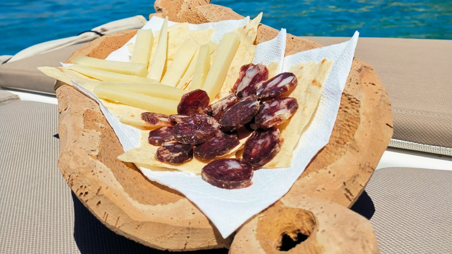Aperitivo offerto a bordo del gommone durante il tour nella spiaggia del Principe