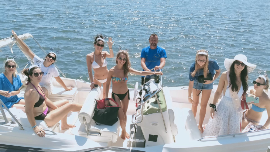 Persone a bordo del gommone durante il tour in Costa Smeralda