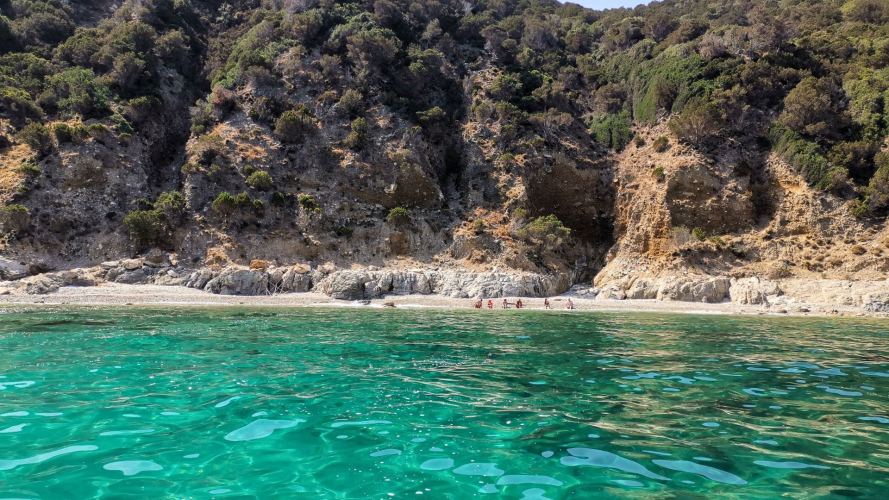 Mare smeraldo della Spiaggia del Romazzino nella costa nord-est della Sardegna